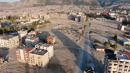 Les travaux d'enlèvement des débris se poursuivent à Hatay après le tremblement de terre