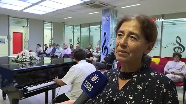 Le génie de la musique atteint d'autisme Sıtkı Taylan Hartavi a présenté un récital de piano aux habitants de Bursa