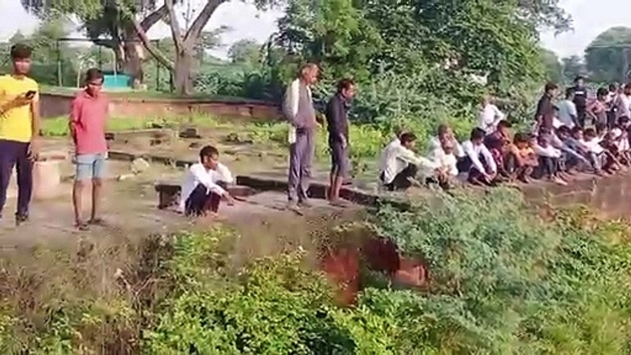 पुकारते रह गए परिजन और जच्चा की बावड़ी में कूद गया युवक
