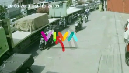 DETIK-DETIK Driver Ojol Nyaris Tergilas Roda Truk