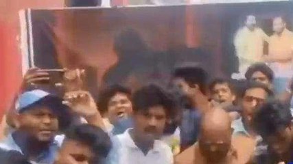 శ్రీకాకుళం జిల్లా: ఇదేం క్రేజ్... బాబోయ్..!