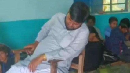 बेगूसराय: स्कूल के क्लासरूम में सोते रहे &#039;गुरुजी&#039;, खर्राटे मारते हुए वीडियो वायरल