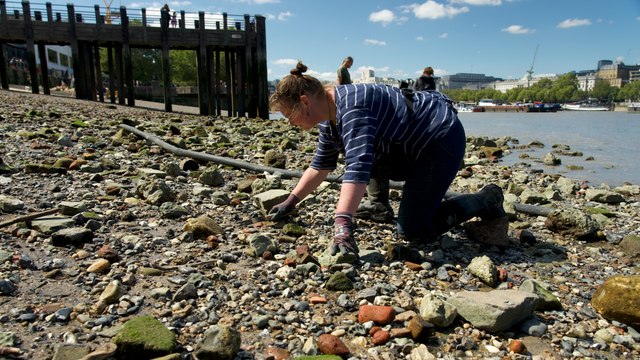Les « mudlarks », ces chercheurs de trésors réglementés des bords de la Tamise