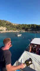 To... challenge του Καφετζή στους τουρίστες: Πετάει στη θάλασσα μπουκάλια αλκοόλ για να τα πιάσουν!