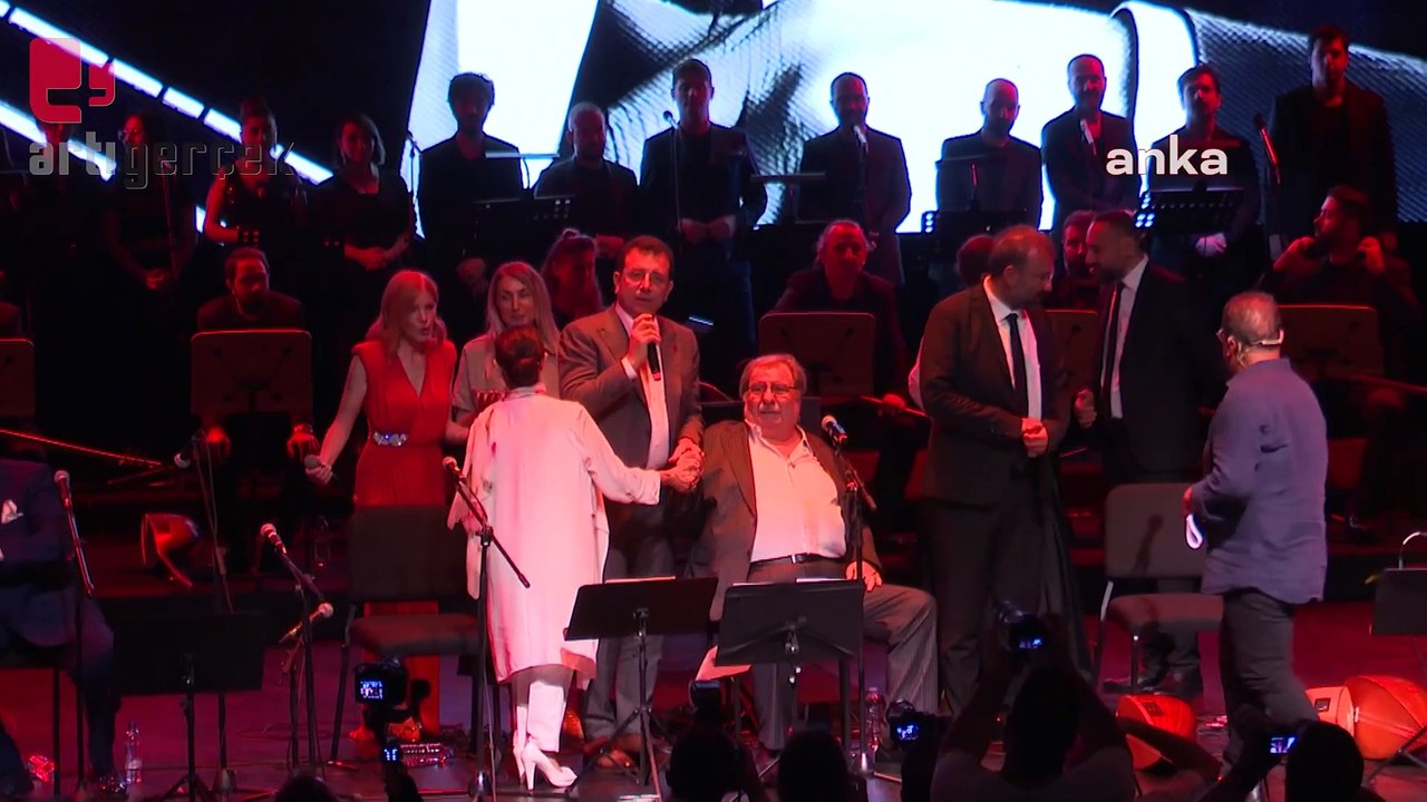 "Kılavuzu türküler olan insanların asla sırtı yere gelmez”... Arif Sağ İBB'nin 'Ustalara Saygı' etkinliğinde sahne aldı