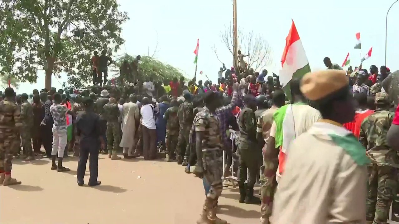 احتجاجات أمام القاعدة العسكرية الفرنسية في #نيامي تطالب بطرد سفير #باريس   #العربية #النيجر