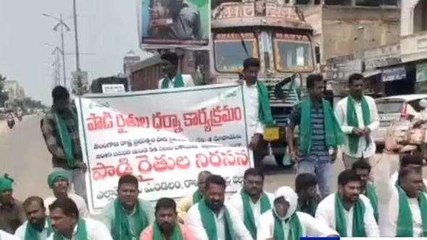 సిరిసిల్ల: జాతీయ రహదారిపై పాడి రైతుల ధర్నా
