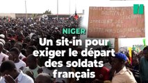 Au Niger, une foule de manifestants fait un sit-in pour exiger le départ des militaires français