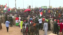 استمرار المظاهرات أمام القاعدة العسكرية في #نيامي بعدما أعلن القضاء في #النيجر أن سفير #باريس 