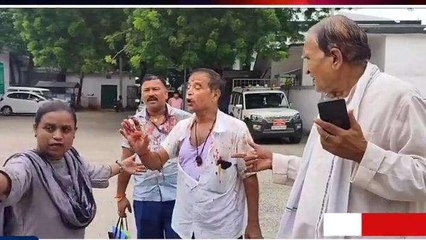 दबंग मुखिया की गुंडागर्दी.. लोकपाल के सामने बाप-बेटे को पीट-पीटकर किया लहूलुहान