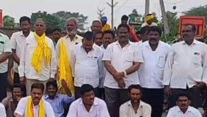 ఎన్టీఆర్ జిల్లా: తిరువూరులో రోడ్డుకు అడ్డంగా కూర్చొని నిరసన