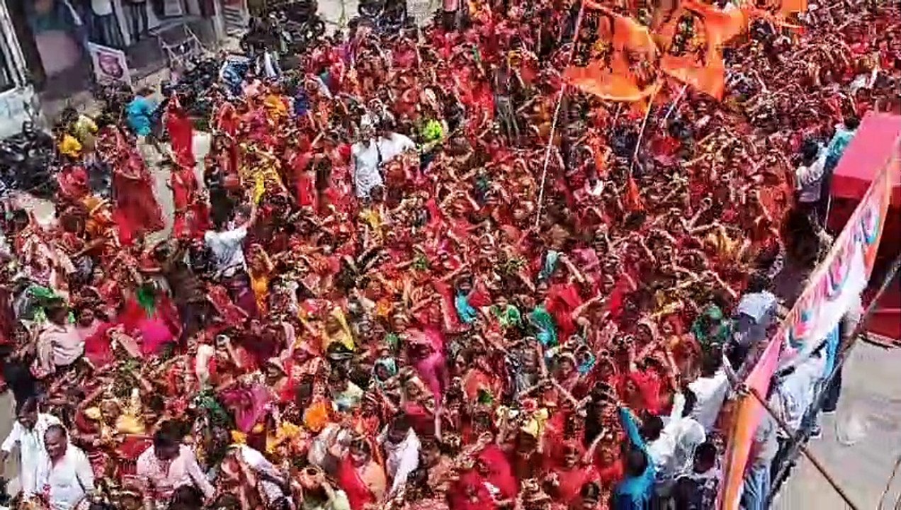 बागेश्वर धाम के पीठाधीश्वर आचार्य धीरेंद्र कृष्ण शास्त्री की कथा से पूर्व शहर में निकाली कलश शोभायात्रा, हजारों की संख्या में शामिल हुई महिलाएं