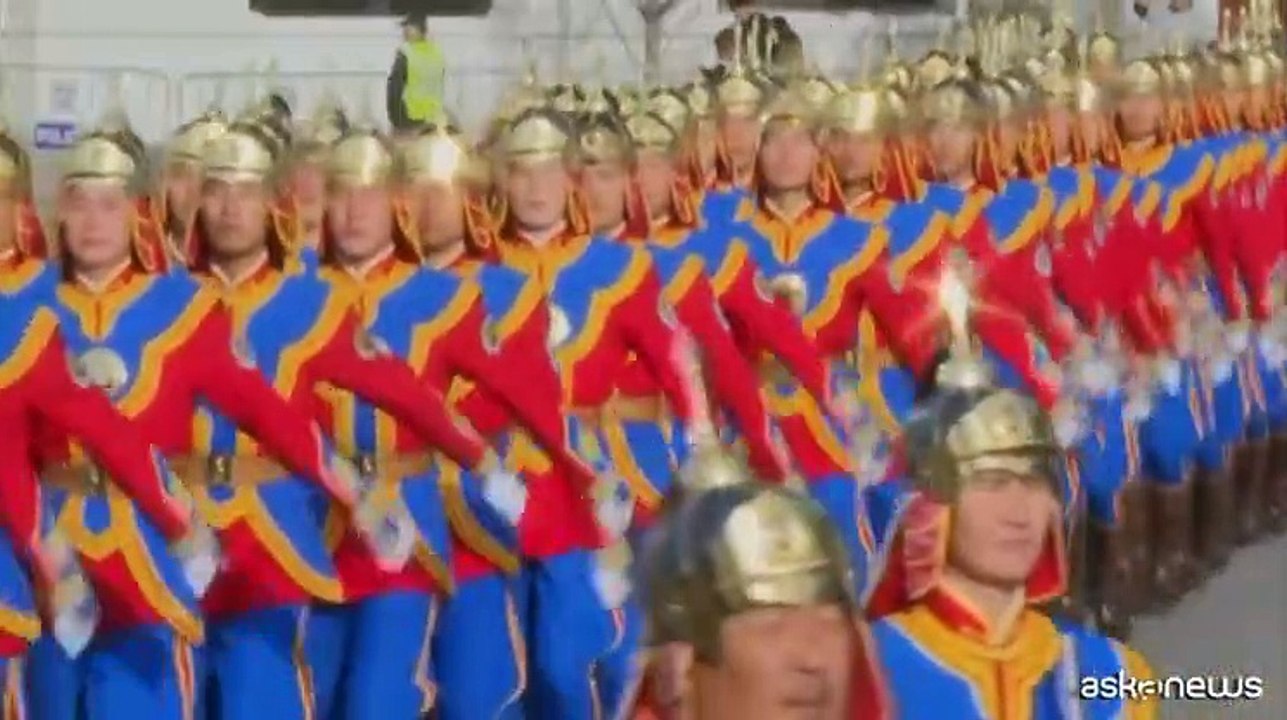 Il Papa a Ulan Bator, guardie d'onore e parata di cavalieri mongoli