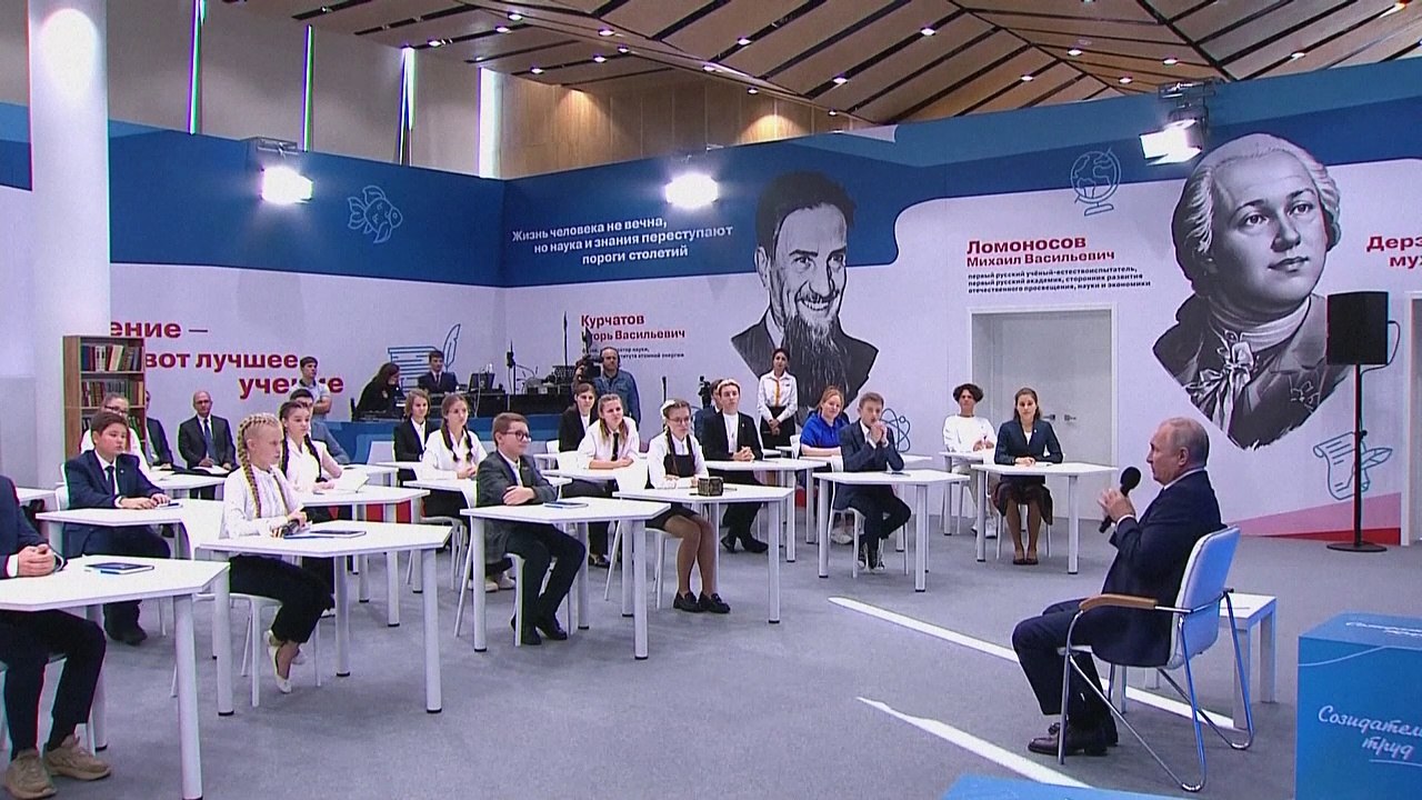 Geschichtsstunde mit Putin: 'Liebt Russland!'