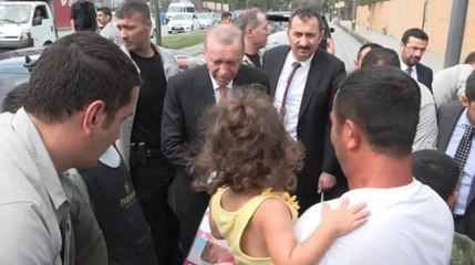 Cumhurbaşkanı Erdoğan, çocuklara oyuncak dağıtıp çevredekilerle sohbet etti