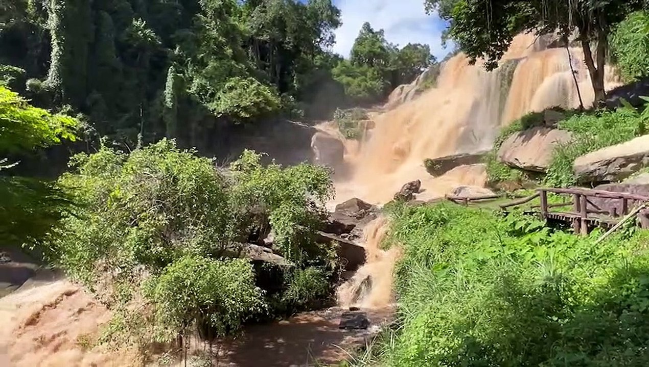 คลิปนาที 'น้ำป่า' ทะลักน้ำตกแม่กลาง อ.จอมทอง หลังฝนตกหนักตลอดทั้งคืน