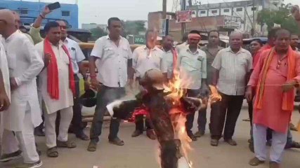 मधुबनी: स्कूलों की छुट्टी खत्म करने के विरोध में भाजपा ने फूंका सीएम का पुतला