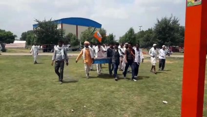 जनसभा में वाहनों को रोका तो पैदल पहुंचे लोग