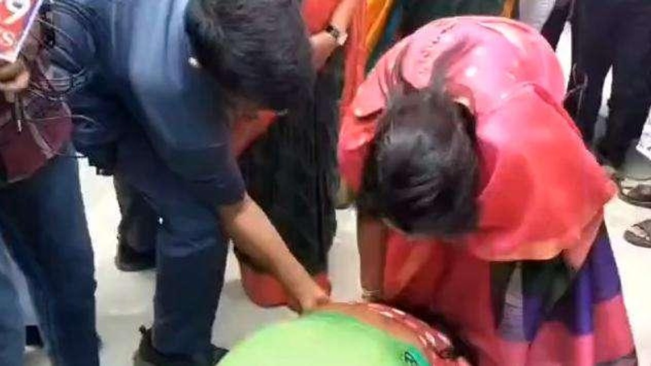 మేడ్చల్: డబుల్ బెడ్రూం ఇప్పించాలని మేయర్ కాళ్లమ...
