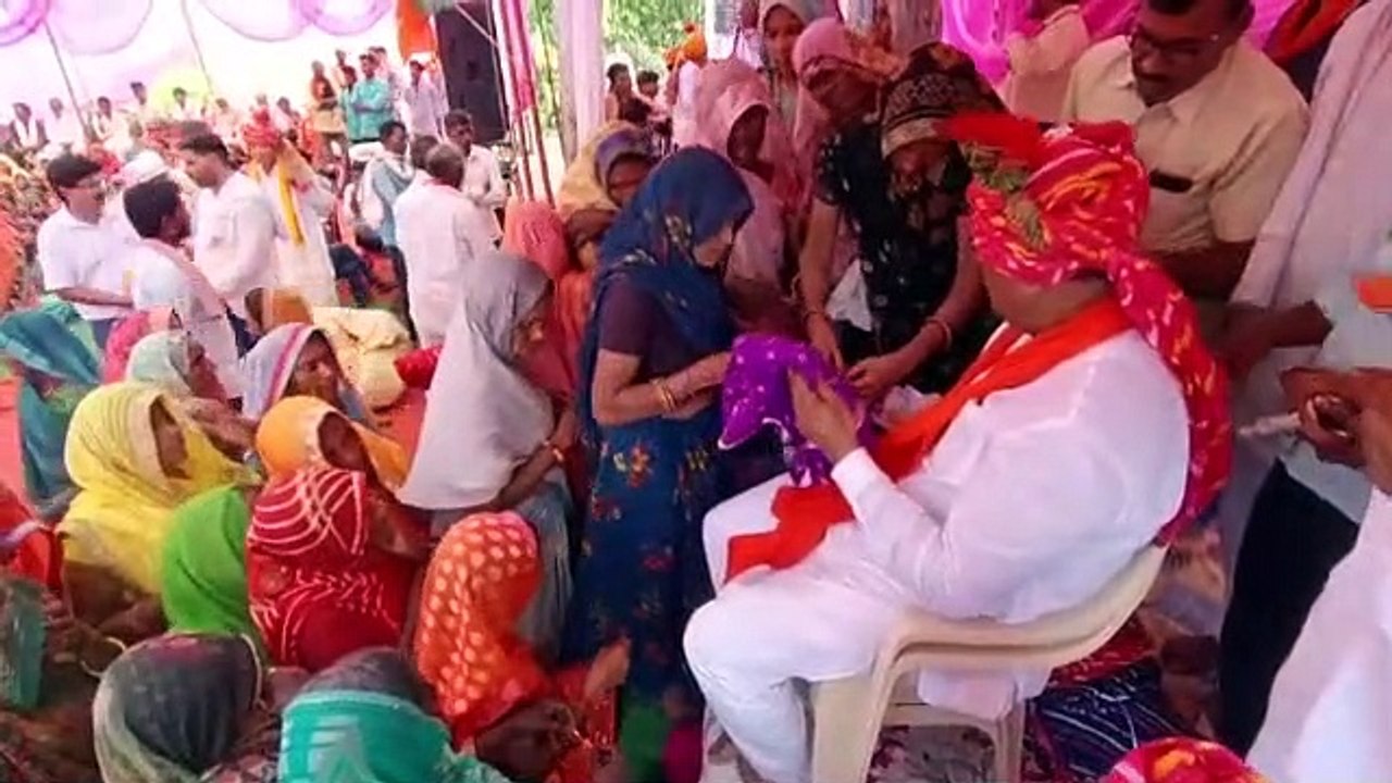 मंत्री ने बंधवाई राखी ,उपहार में दी साड़ी