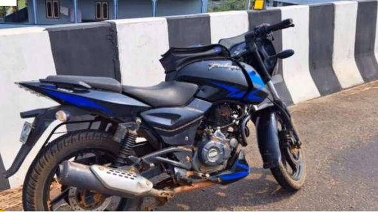 శ్రీకాకుళం జిల్లా: బైక్‌పై వెళ్తూ నిద్రపోయిన మహిళ... తీరా చూస్తే..!