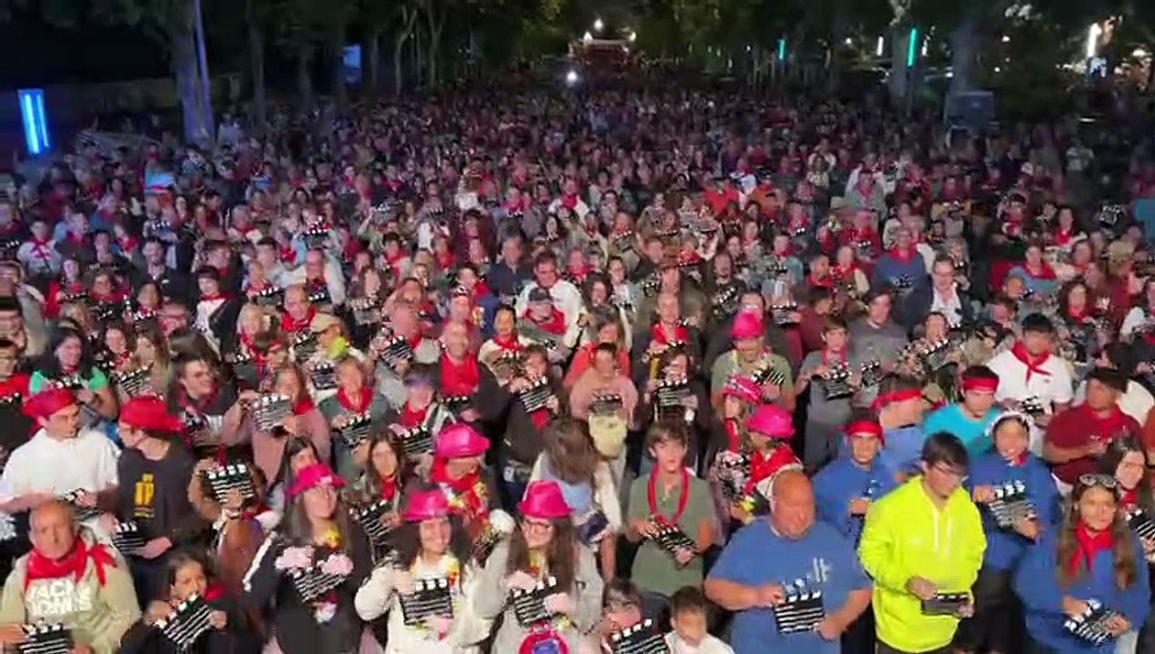 Nuevo récord para Valladolid con el mayor número de personas golpeando una claqueta