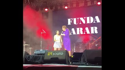 Uşak konserinde Funda Arar'dan anlamlı düet