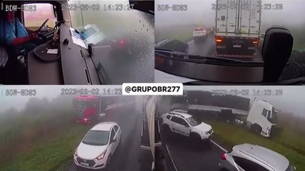 Vídeo mostra o momento do engavetamento seguido de incêndio na BR-277