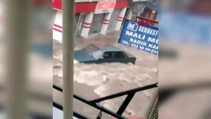 UŞAK'TA SAĞANAK; İSMETPAŞA CADDESİ GÖLE DÖNDÜ