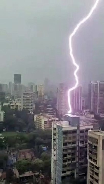 Unbelievable Up-Close Lightning Capture: Witness the Power of Big Bolts!