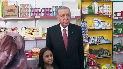 LE PRÉSIDENT ERDOĞAN A VISITÉ L'épicerie et a distribué des jouets aux enfants