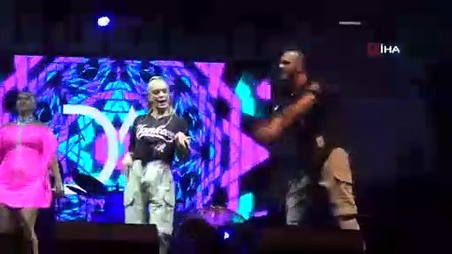 Demet Akalın et d'autres artistes sont montés sur scène au festival Çerkeş