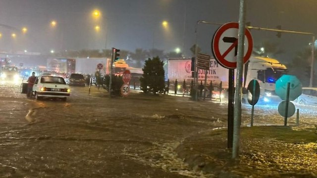 Sağanak vurdu, cadde ve sokaklar suyla doldu