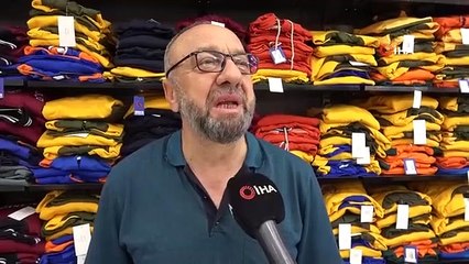 Shopping pour les vêtements scolaires dans le bazar