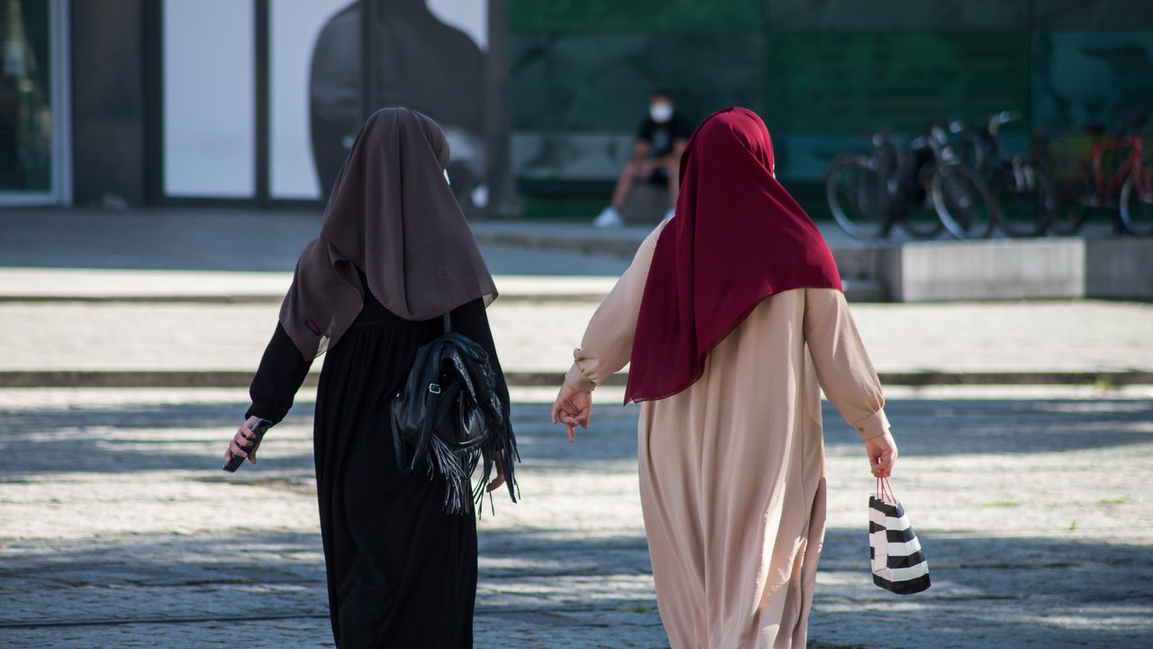 جدل بشأن منع السلطات الفرنسية ارتداء العباءة في المدارس