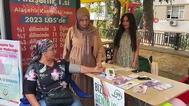 Les agents de santé informent les citoyens sur la zone du festival