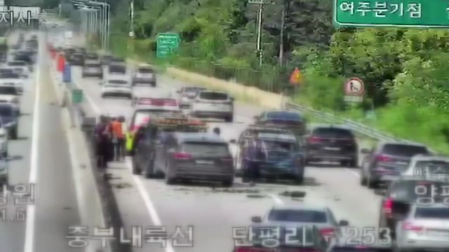 충북 음성 중부내륙고속도로서 차량 3대 추돌...2명 경상 / YTN