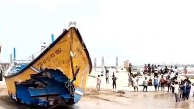 కాకినాడ జిల్లా: తీరంలో బోటు ధ్వంసం... మత్స్యకారులు లబోదిబో