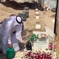 ياس خضر في فيديو نادر يزور مقبرة عبد الحسين عبد الرضا في الكويت ويدعو له
