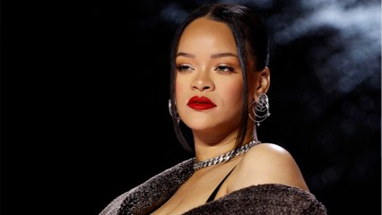 GALA VIDEO - Rihanna en deuil après son accouchement : sa cousine est morte brutalement à 28 ans