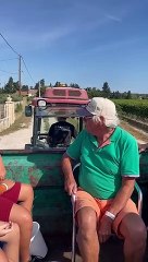 Les vendangeurs d'un jour en route pour les vignes