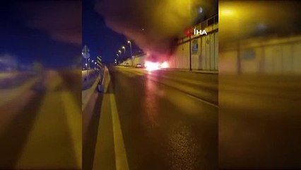 Küçükçekmece'de seyir halindeki araç alev alev yandı