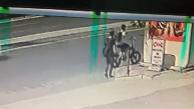 Yardıma koştu, hırsızlar akülü bisikletini götürdü