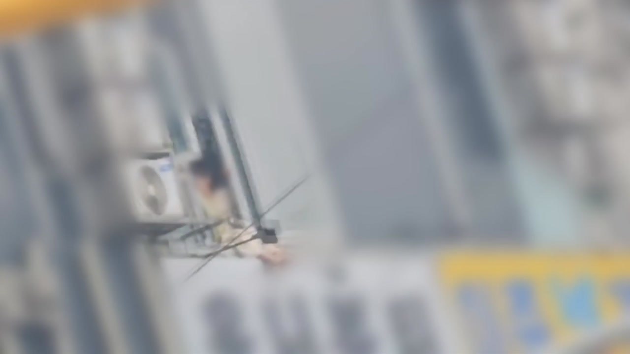 상가 건물에서 40대 여성 투신 소동...다친 곳 없어 / YTN