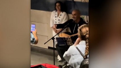 Yılmaz Erdoğan metro istasyonunda bağlama çaldı