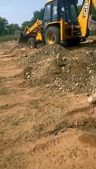 तीन अवैध कॉलोनियों पर चली जेसीबी