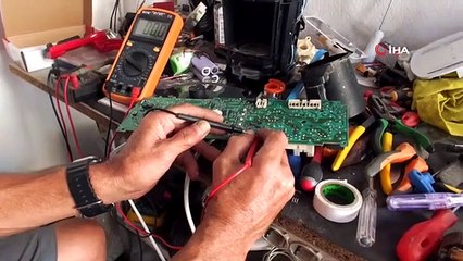 Le professeur à la retraite Ismail Çakır est devenu réparateur d'appareils électroniques