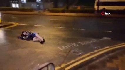 Çin'de etkisini arttıran Saola Tayfunu kadını metrelerce savurdu