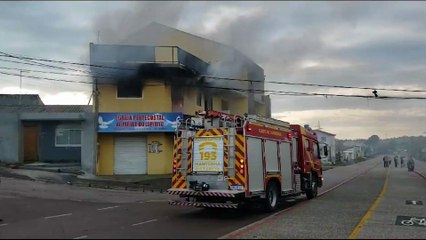 Sobrado é incendiado em Colombo; polícia investiga crime