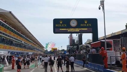 Descargar video: Gran Premio Monza 2023, le Frecce Tricolori sorvolano l'autodromo